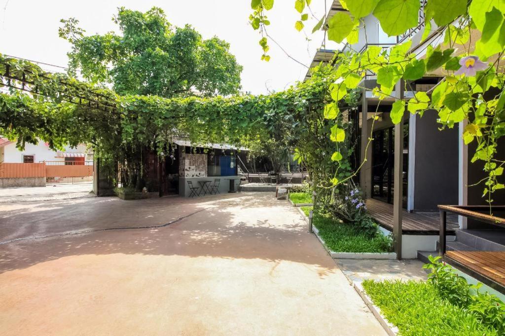 Oyo 271 The Resort Romklao Bangkok Exterior photo